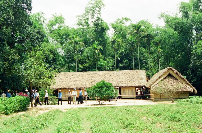 Người dân khắp mọi miền Tổ quốc về thăm quê Bác ngày đầu năm mới. (Thời sự chiều 17/02/2018)